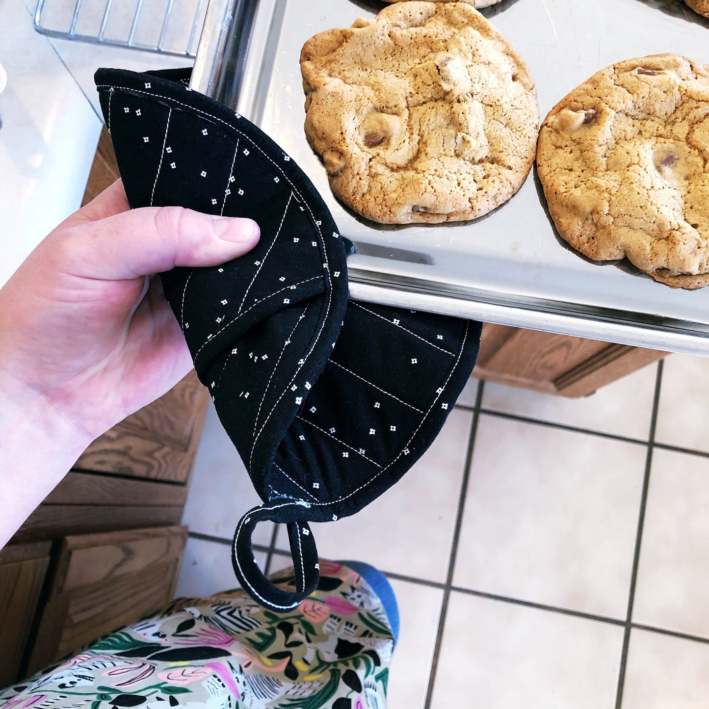 black pot holder holding a tray of cookies.